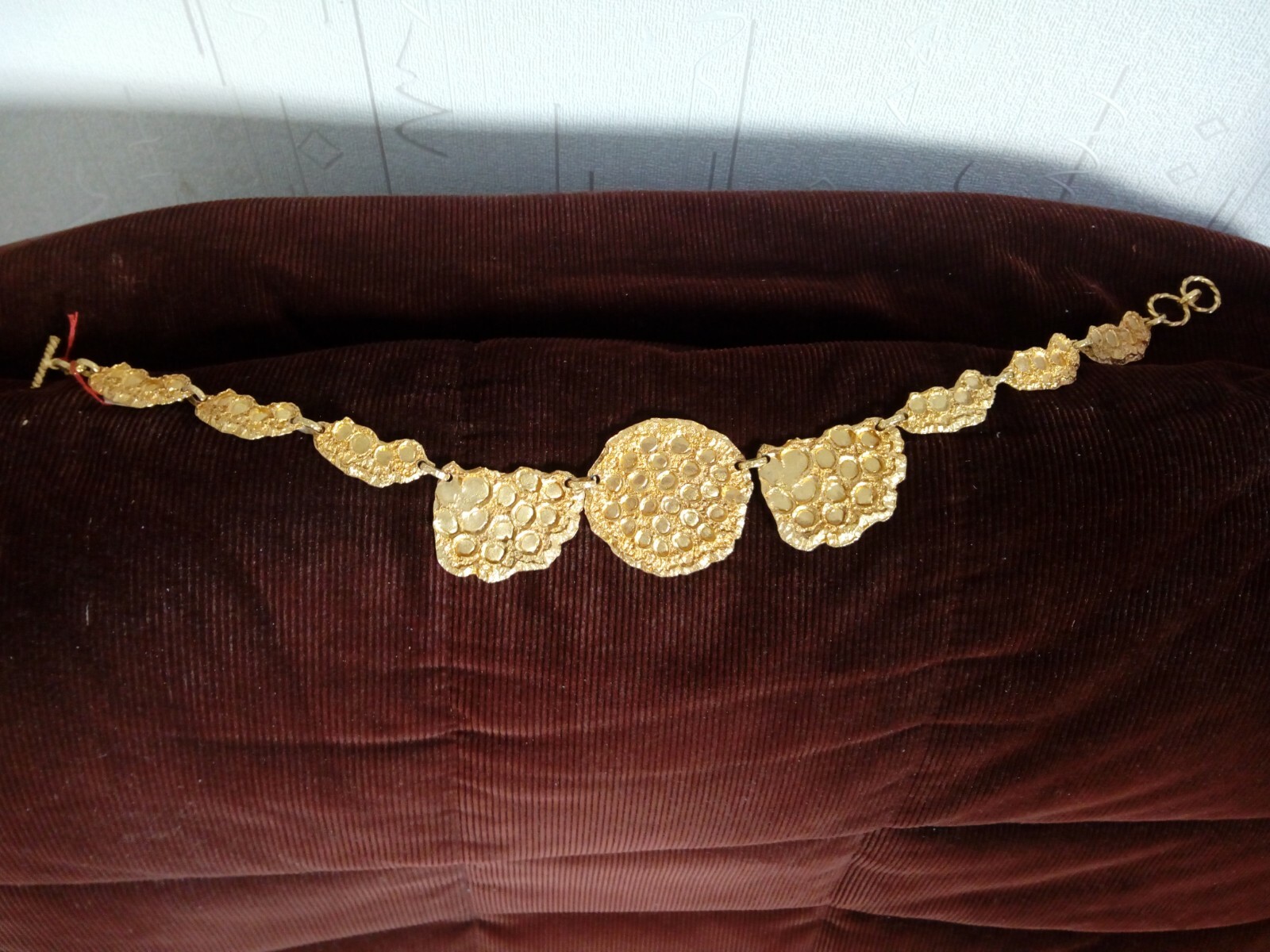 Collier Cratères de Lune doré Jean-Paul Bibard, bijou d'art en lotus
