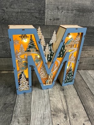 Anthropologie Wonderland Szene Monogramm beleuchtet Weihnachtsdekoration Buchstabe M