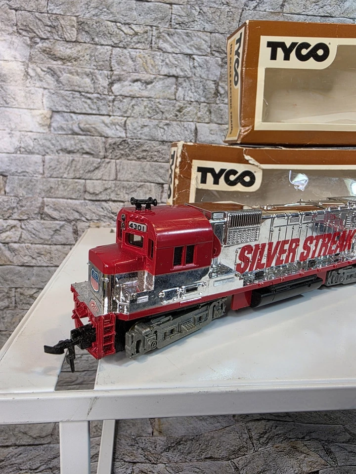 VTG TYCO Silver Streak 4301 Locomotive & Caboose Set HO Scale 327-60 Open Box - Image 2 of 4