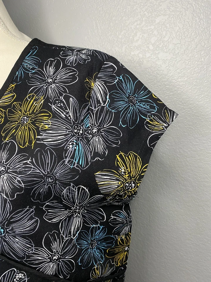 Peaches Women's Black Yellow Floral Scrub Uniform Top Nurse Medical Size Large - Image 4 of 4