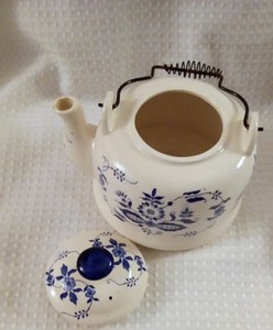 Blue &White Onion Pattern Teapot with Lid and Wire Handle
