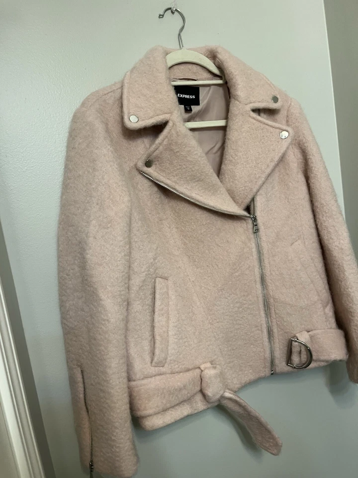 ABRIGO CHAQUETA MOTO CON CINTURÓN MEZCLA LANA ROSA EXPRESS MEDIANO USADO EN EXCELENTE ESTADO Foto 2 de 4