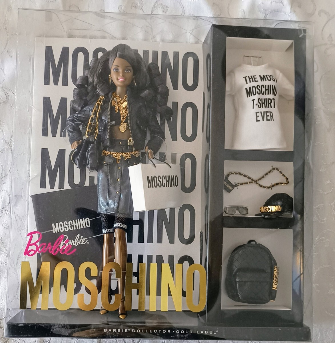 モスキーノ barbieコレクション Stella Maxwell and Jeremy Scott Inspire Moschino x Barbie Collab