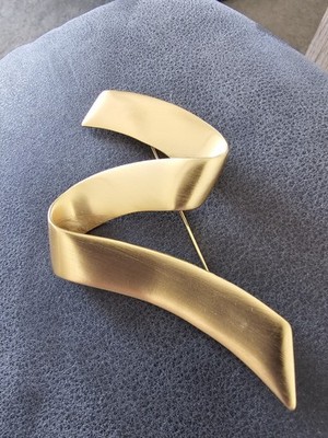 Signed MONET Smooth Texture Gold Tone Ribbon Squiggle Brooch 