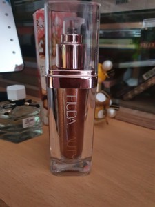 HUDA BEAUTY N.Y.M.P.H BODY HIGHLIGHTER 