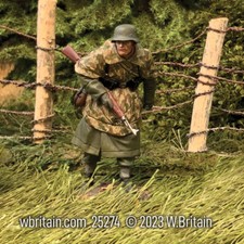 W.Britain 25274 German Grenadier in Greatcoat and Zeltbahn, 1944-45 Britains 