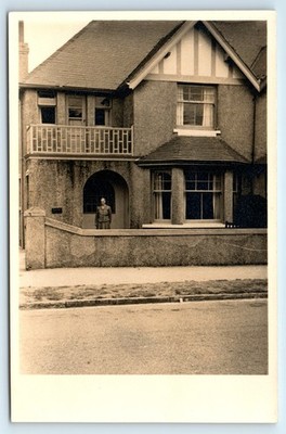 POSTKARTE - UNBEKANNTES HAUS EINFACH HINTERLEGT - MANN POSIERTE WAHRSCHEINLICH AUSSERHALB UK