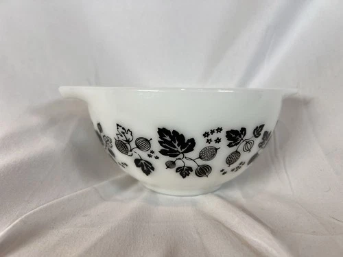 Vintage Pyrex Gooseberry Cinderella Mixing Bowl 441 Black White 1½ Pint