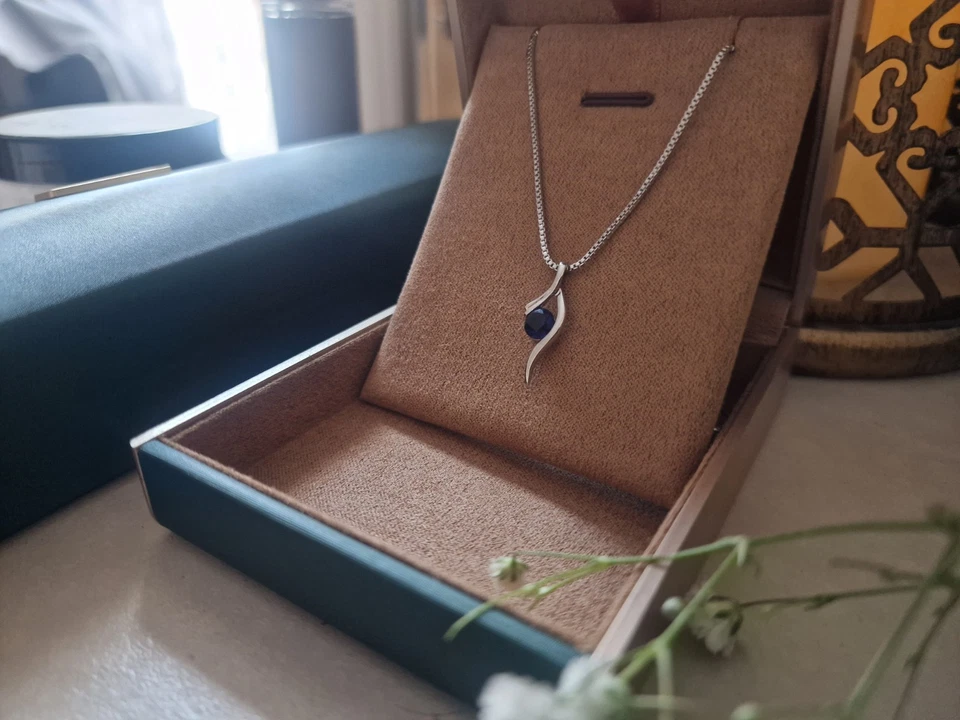 Elegante collar artístico con colgante de zafiro azul profundo con acabado en oro blanco Foto 3 de 4