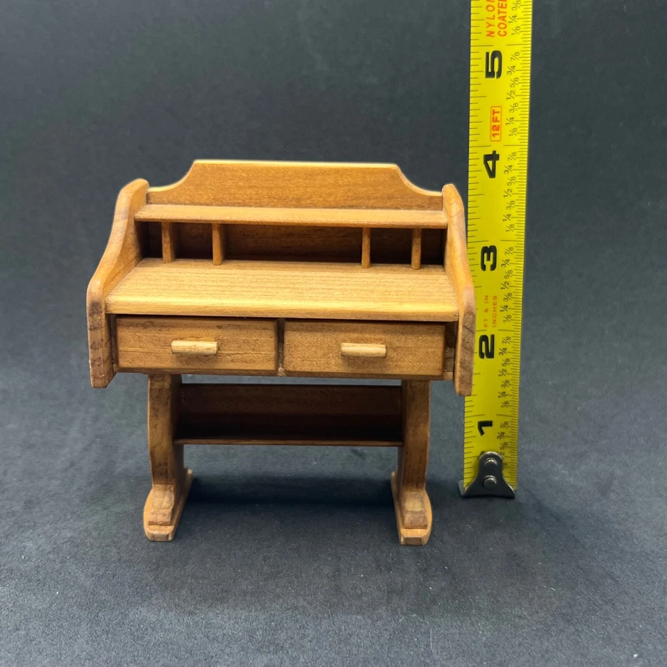 Escritorio de madera miniatura para casa de muñecas 2 cajones y silla marcada JFD Foto 2 de 4