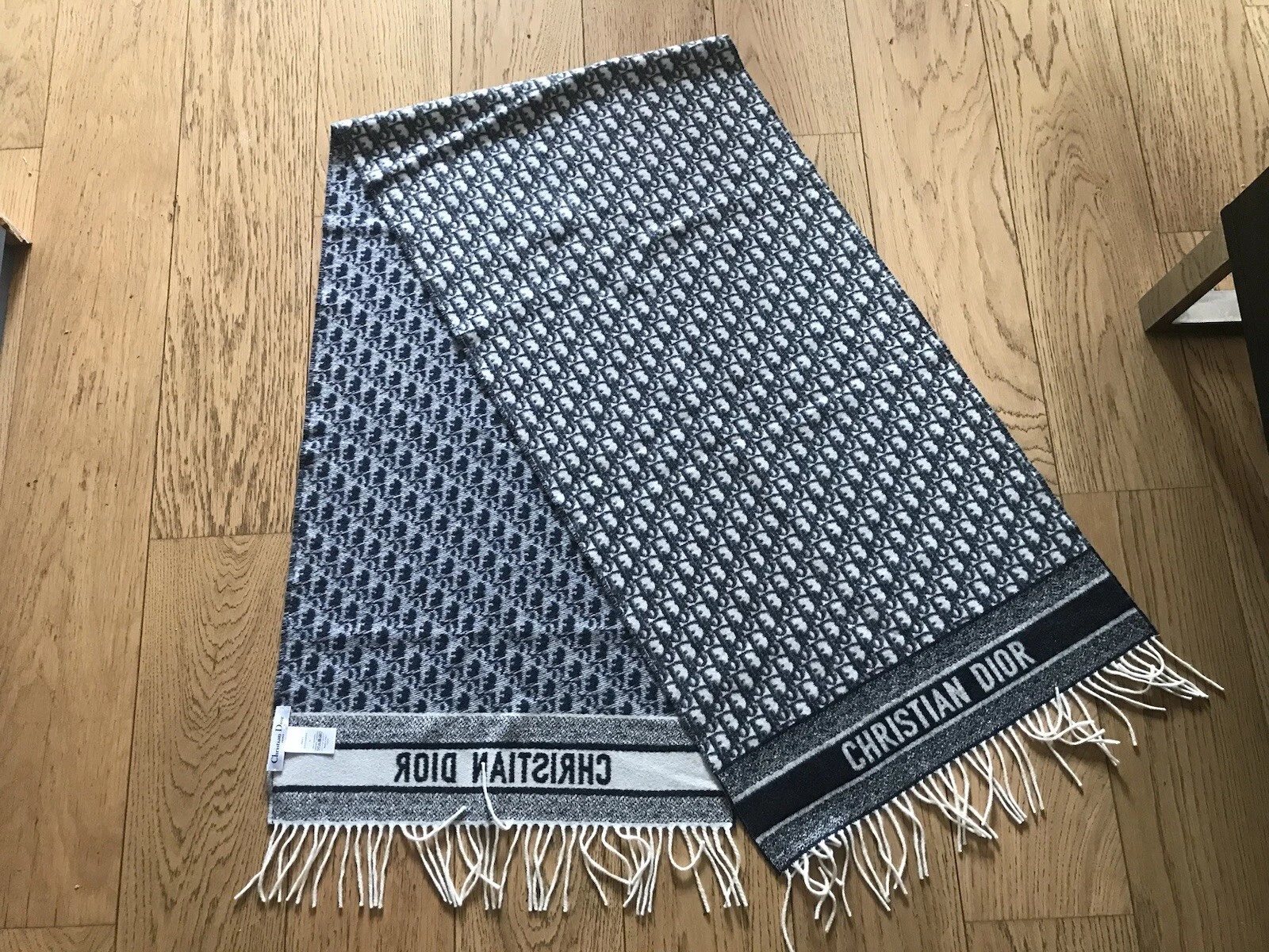 Foulard cachemire monogramme oblique Dior. Neuf. Jamais utilisé. Unisexe.