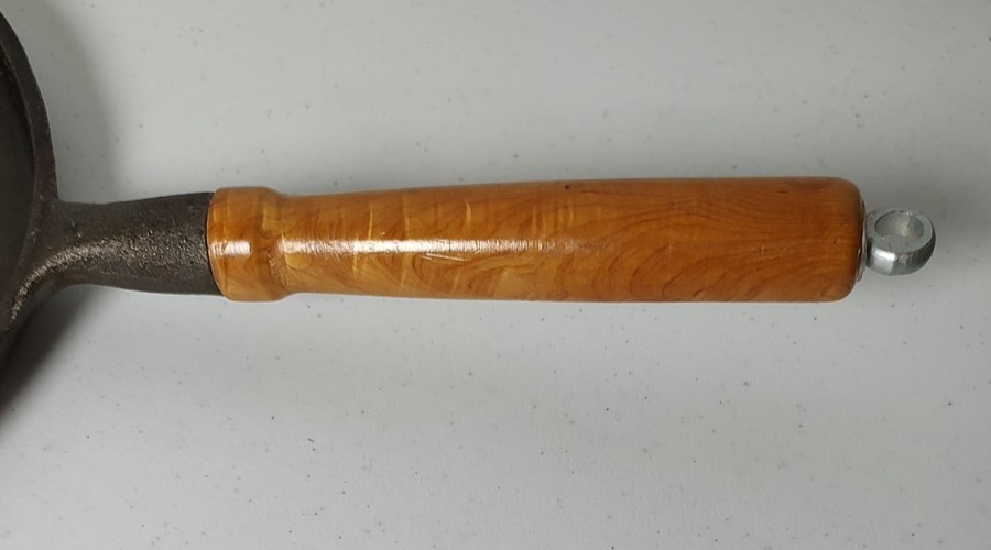 VTG Round Cookware 10" Cast Iron Shallow Grill Pan With Wood Handle Camping