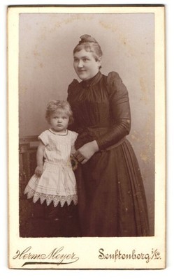 Photograph Hermann Meyer, Senftenberg, smiling mother with little daughter 