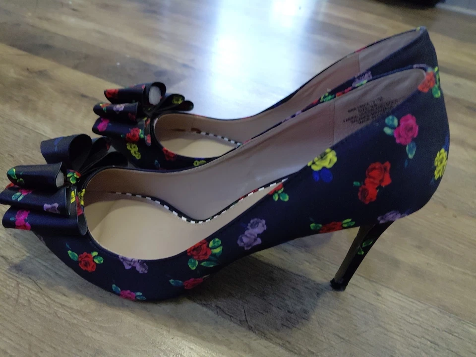 Betsey Johnson Y2k Womens Floral Pointed-Toe Bow Heels Size 9.5 - Image 4 of 4