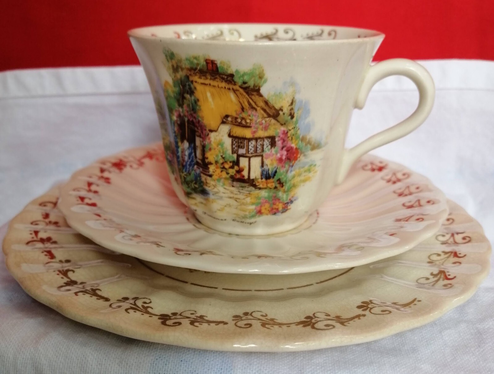 ROYAL VICTORIA WADE ENGLAND POTTERY WITH A SOMERSET TRANSFAREWARE