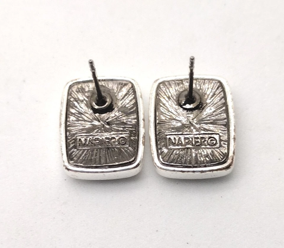 Aretes rectangulares de filigrana en tono plateado firmados por NAPIER de colección joyería Foto 4 de 4