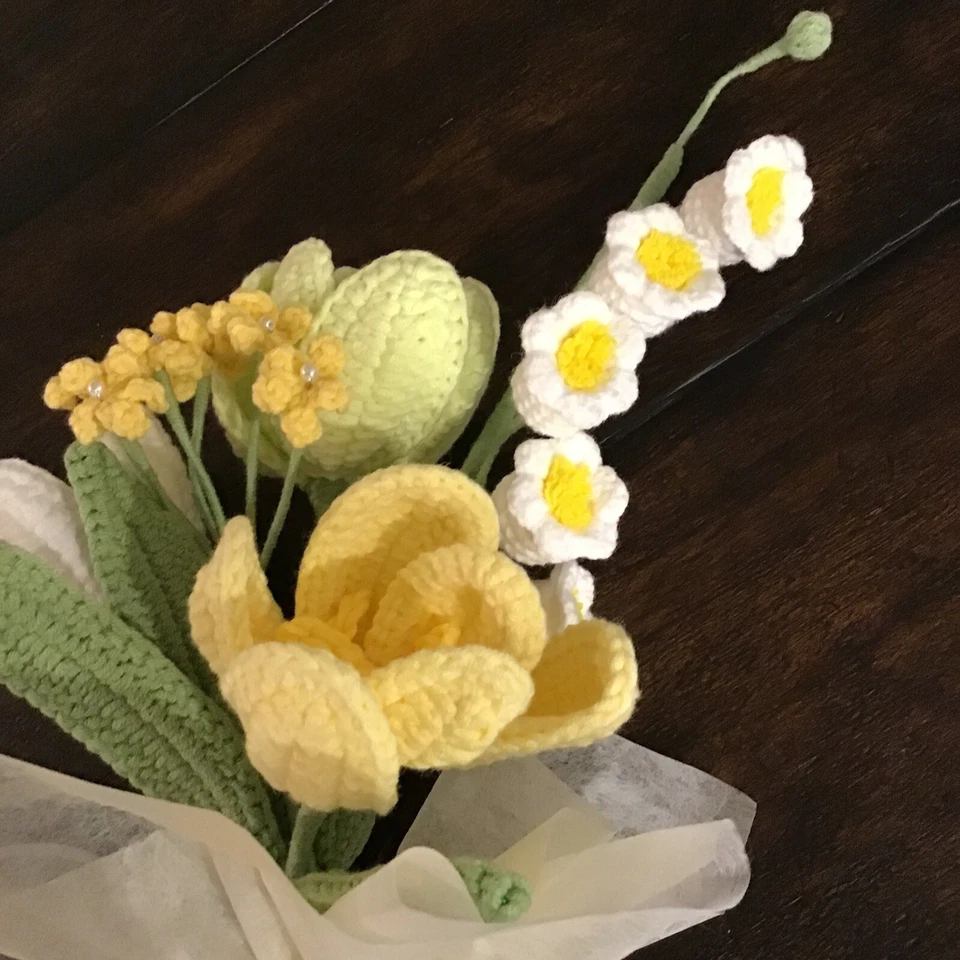 钩针花卉布克 - 黄色和白色郁金香山谷百合 Forget Me Knots — 第 2/4 张图片