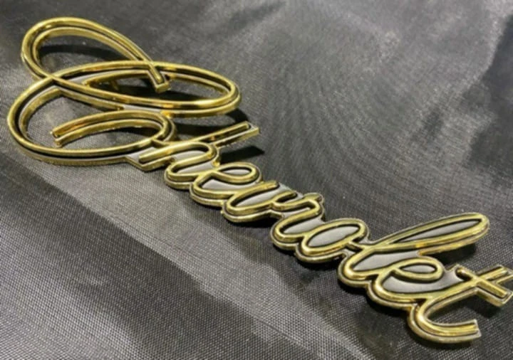 Chevy Impala 1969-1976 emblema de maletero dorado Foto 2 de 3