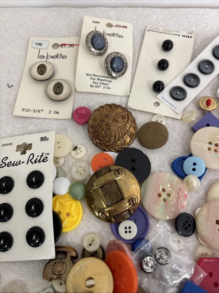 Lot of vintage buttons very Unique (over 1.5 lbs of buttons) - Image 2 of 4