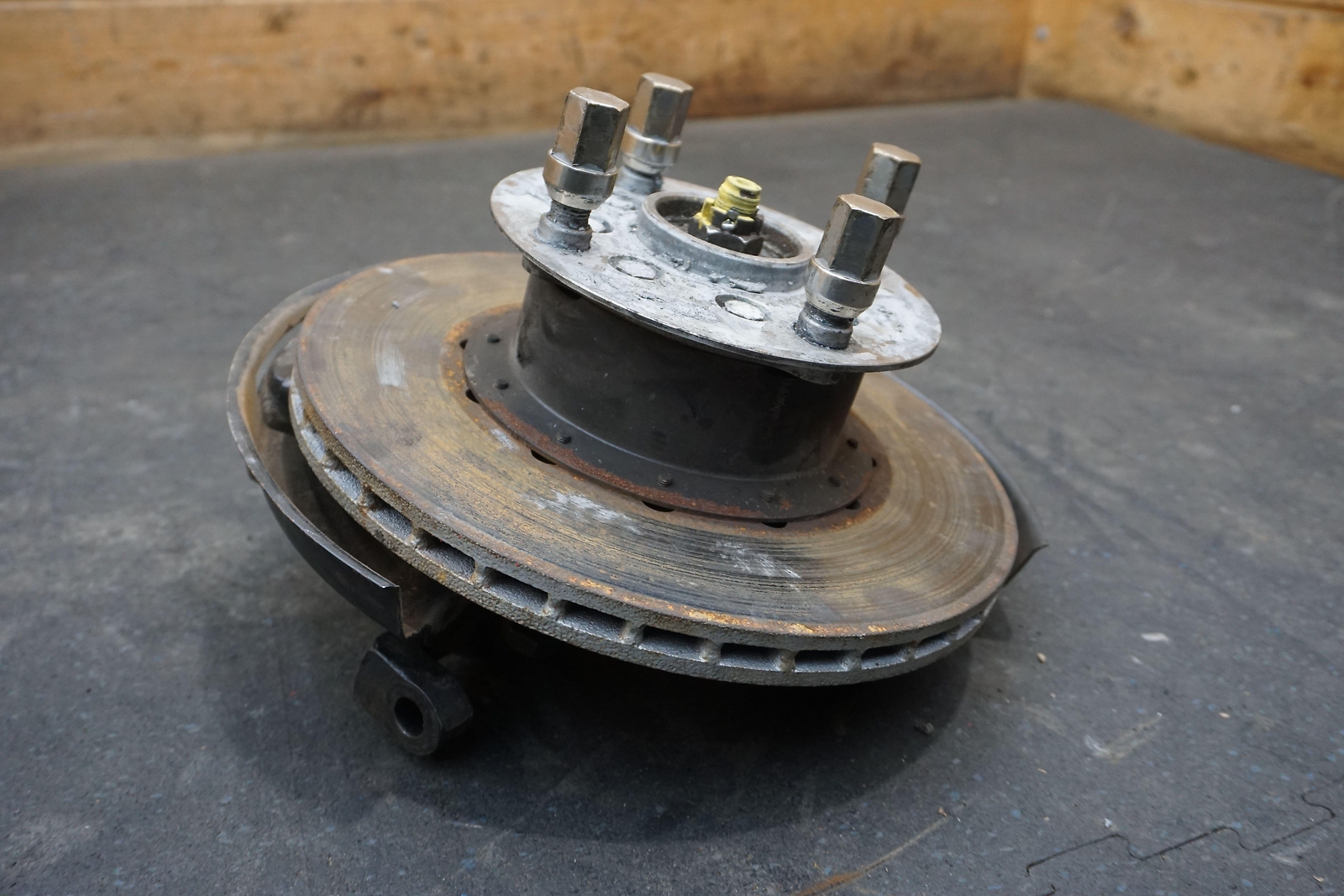 Front Left Driver Spindle Knuckle Hub Assembly Brake Rotor Maserati Merak 1975