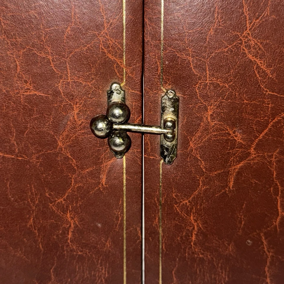 Álbum de fotos vintage de cuero sintético marrón de doble puerta con borde dorado y pestillo Foto 3 de 4