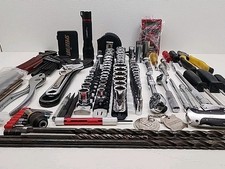Lote mixto de herramientas mecánicas para reparación del hogar de colección enchufes de mesa, llaves, trinquetes brocas