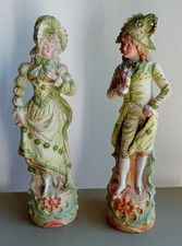 Anciens et grands biscuits polychrome représentant un marquis et marquise