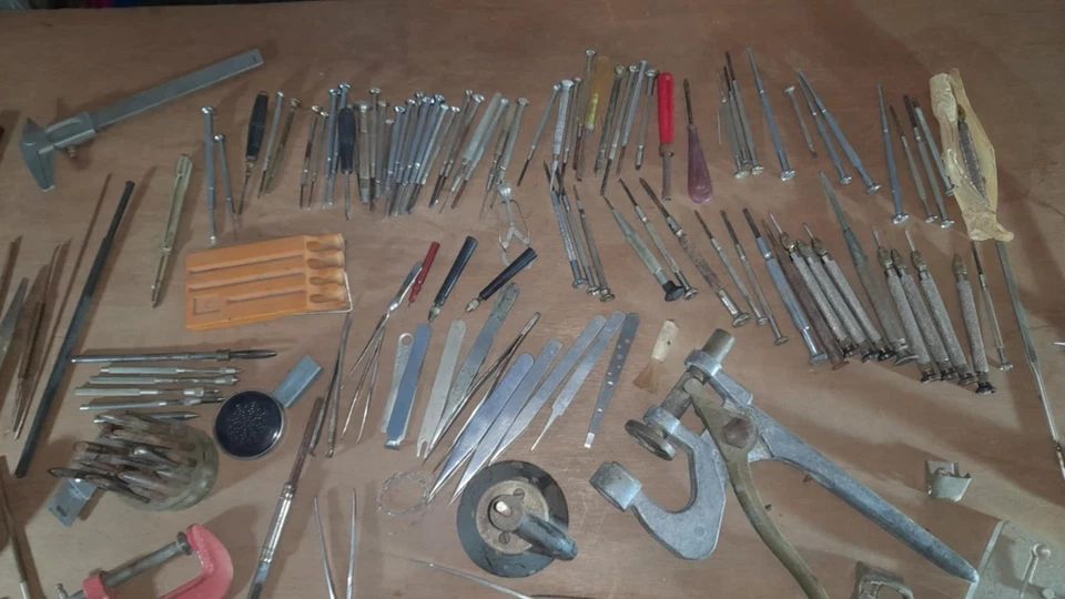 El legado de un relojero soviético: muchas herramientas Foto 3 de 4