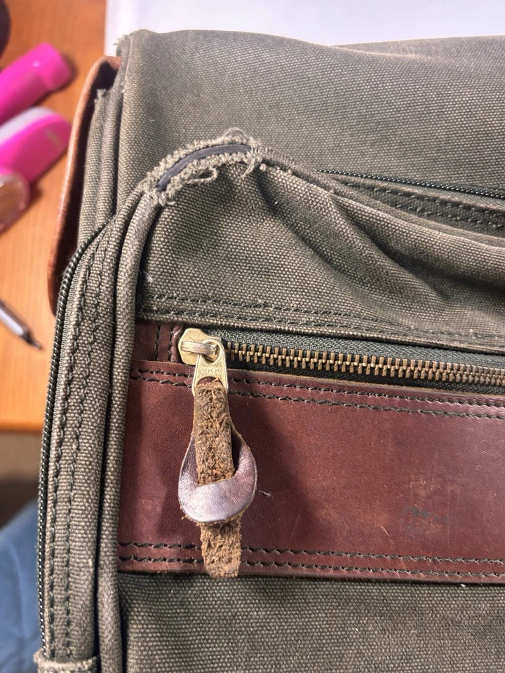 Bolso de viaje Orvis de lona y cuero con ruedas verde oliva Foto 3 de 4