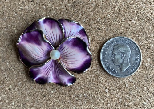 Weiss Pansy Pin/MINT! Vintage/Retired Design Enamel/Pearl/Gold/Signed!. - Picture 3 of 4