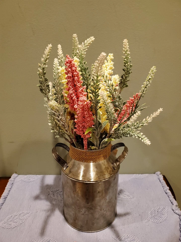 Lata de leche galvanizada de granja con asas y arco de arpillera flores multicolores Foto 3 de 4