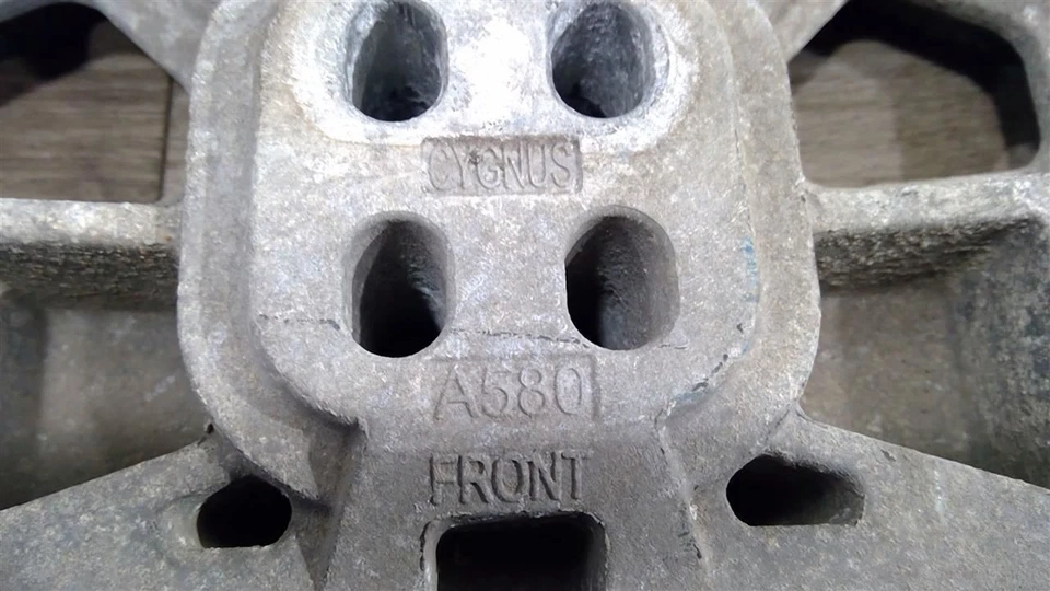 2015-2022 DODGE CHALLENGER TRANSMISSION CROSS-MEMBER MOUNT BRACKET OEM 4726089AD - Image 2 of 4