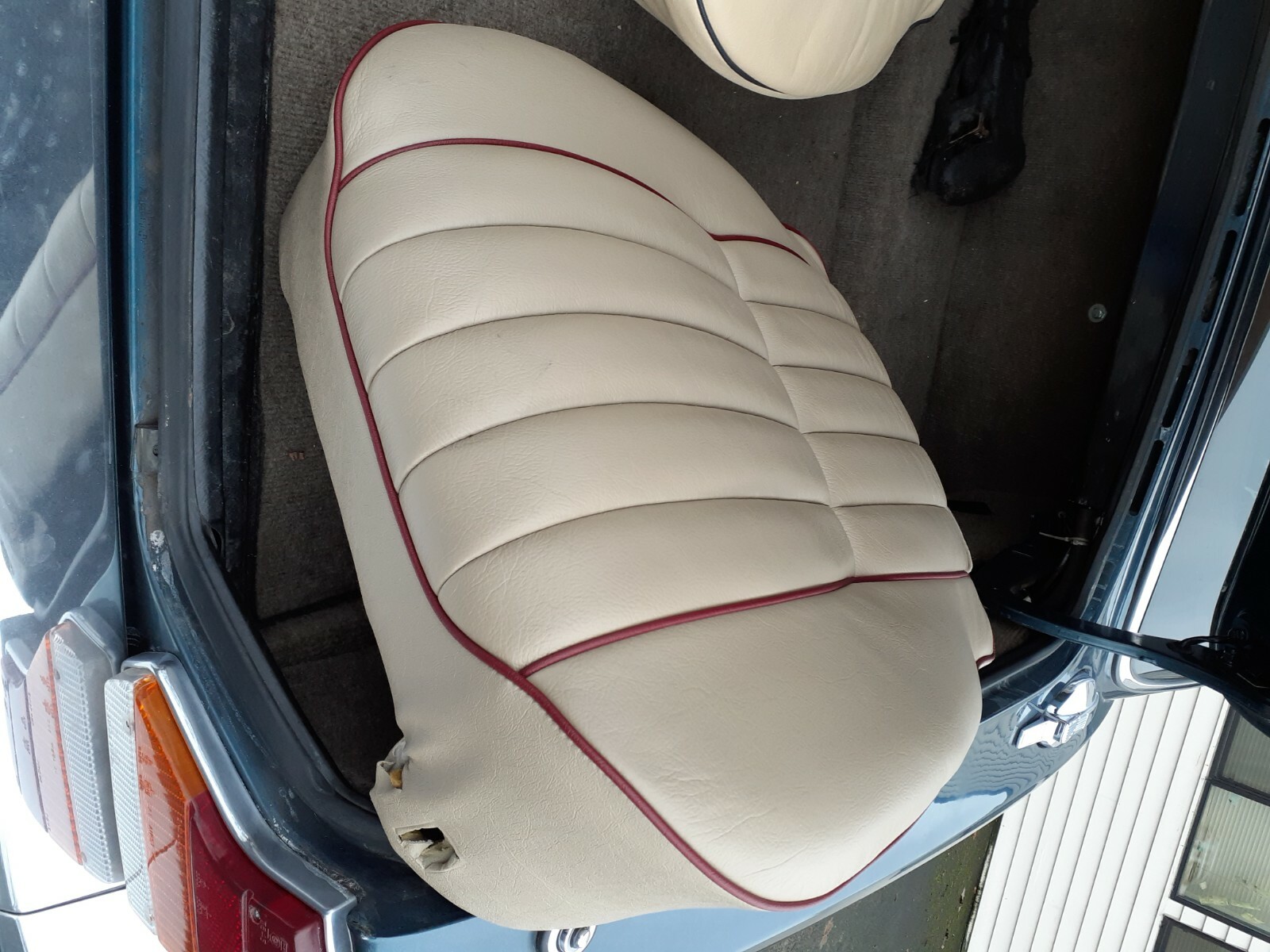 jaguar xj6 seats lower front, with frame, foam and skin. Excellent