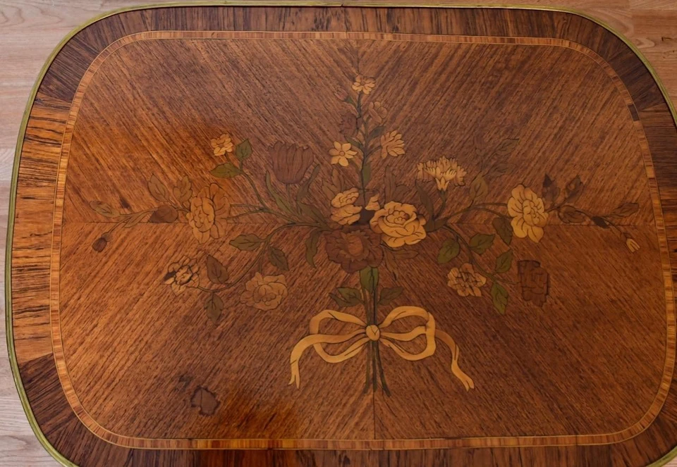 Mesa de centro pequeña French Louis XV 1900 con incrustaciones de nogal y madera satinada Foto 4 de 4