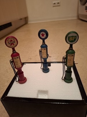 King and Country  SP052  Petrol Gas Pumps (3 Pieces)   1:30