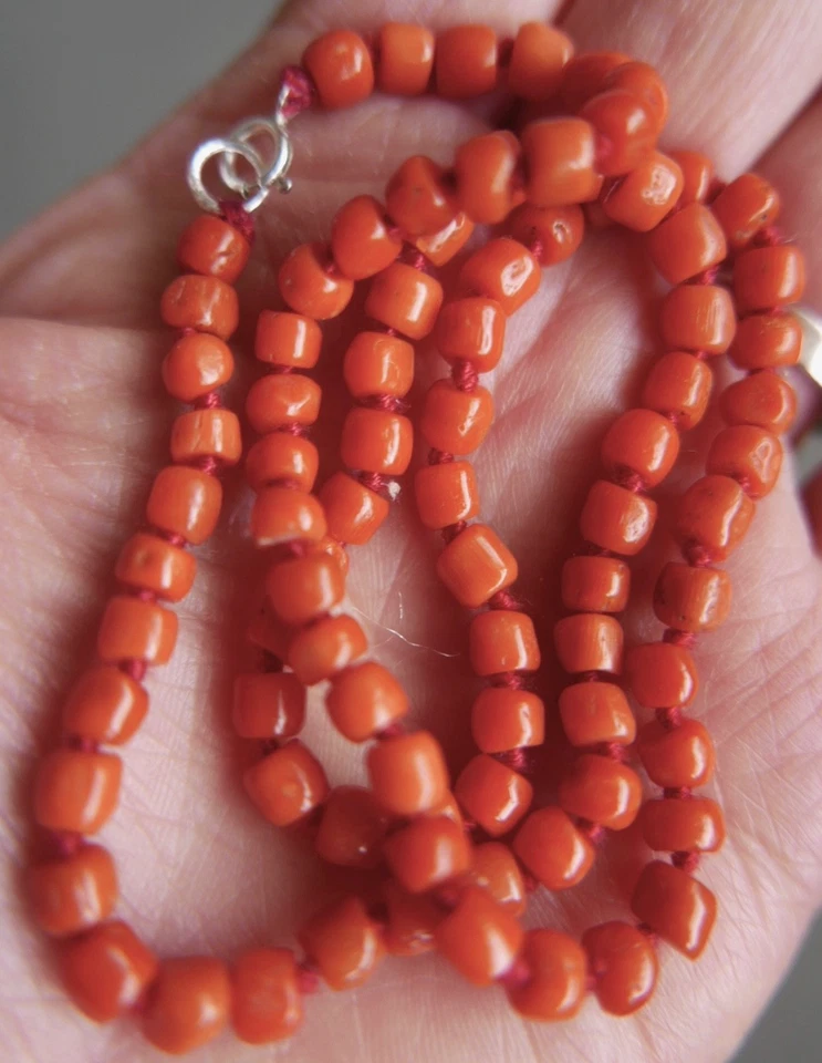 VERY NICE, VINTAGE, CARVED REAL CORAL BARREL SHAPED BEAD NECKLACE 15.6g - Image 4 of 4