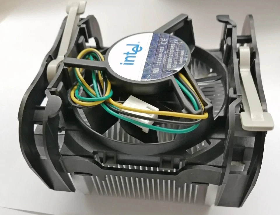 NEW original Intel laminar cooler & Fan - Socket 478 - Pentium 4 - Immagine 3 di 3