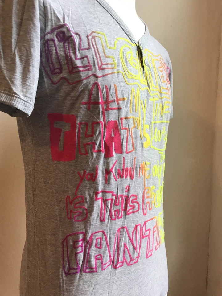 CAMISA GALLIANO by JOHN GALLIANO SERAFINO GRIS CUELLO EN V HENLEY NEÓN ESTAMPADO FRONTAL L Foto 4 de 4