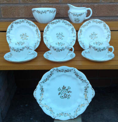 ROYAL CROWN DERBY - RHEIMS - AUSWAHL AN TEEWAREN.