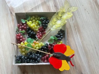 bastelmaterial deko trauben und schmetterlinge