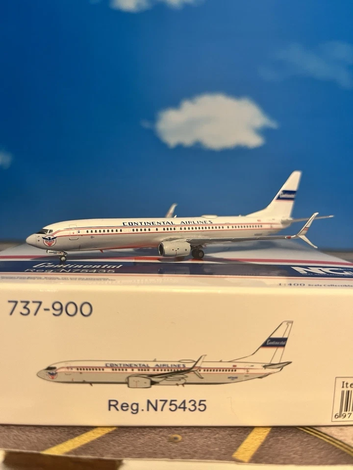 NG Model 1:400 Continental 737-900 N75435 Retro Livery Boeing B737-900 United - Image 2 of 4