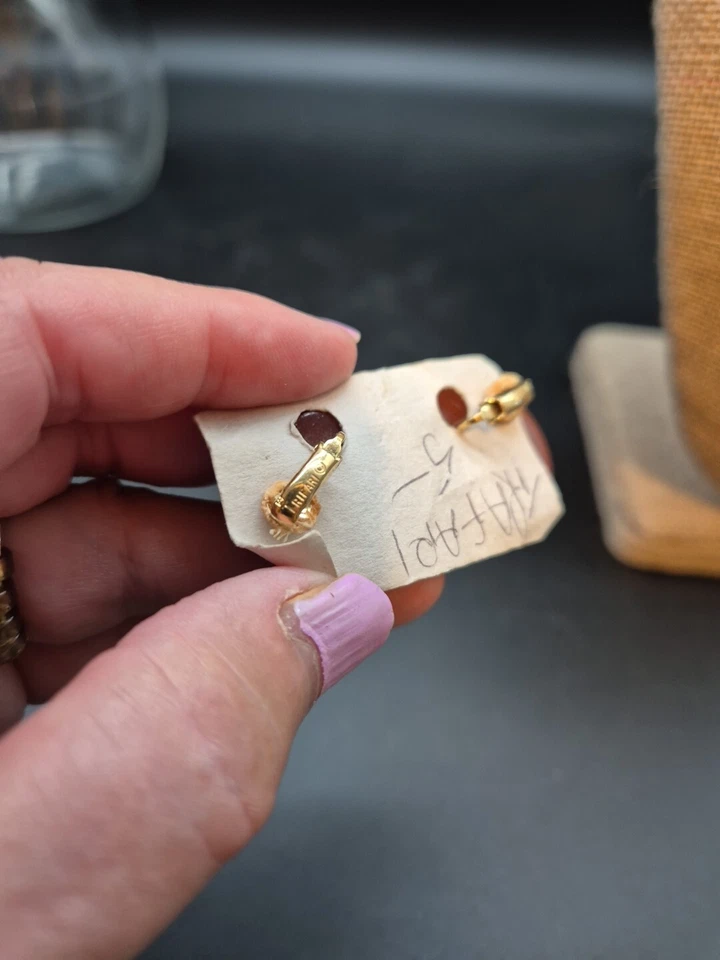 Pendientes con clip naranja Trifari y detalles dorados Foto 2 de 2