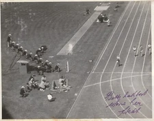 PHOTOGRAPH , SPORT , BETTY CUTHBERT WINS HER HEAT