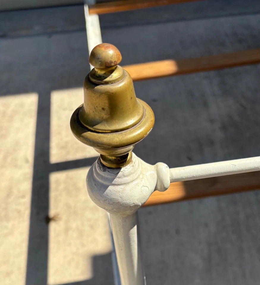 Cama antigua de latón y hierro Foto 2 de 4