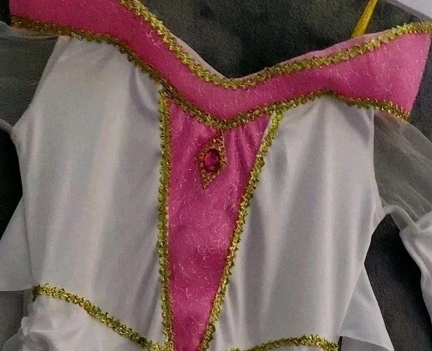 Vestido Princesa Blanco con Acentos Rosa Brillante, Borde Dorado y Lados Despertadores Talla 4-6  Foto 3 de 4