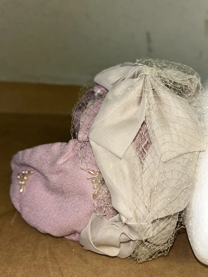 Fascinador estilo damas pequeñas vintage con tapa de red beige sobre tela rosa Foto 4 de 4