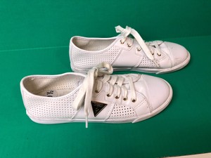 womens guess tennis shoes