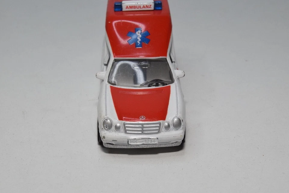 Ambulancia B67 1:55 SIKU 1931 MERCEDES-BENZ BINZ A 2002 AMBULANCIA BUEN ESTADO Foto 3 de 4