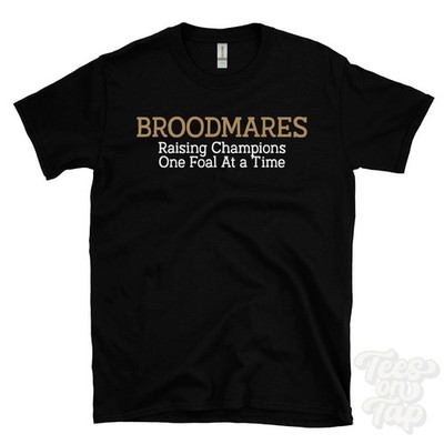 BROODMARES RAISING CHAMPIONS ONE FOHLEN NACH DEM ANDEREN T-SHIRT Pferdezucht | Gestüt
