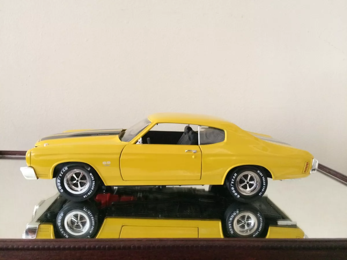 ERTL AMERICAN MUSCLE 1970 CHEVELLE SS 454 LS6 SUN FLOWER YELLOW WITH BLACK STRIP